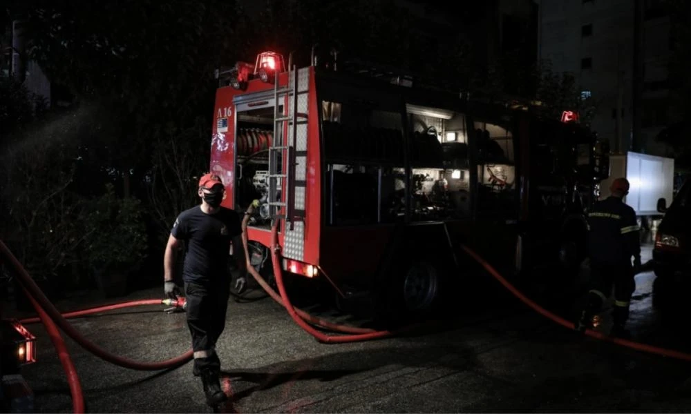 Στις φλόγες παραδόθηκε αποθήκη στην Ηλιούπολη